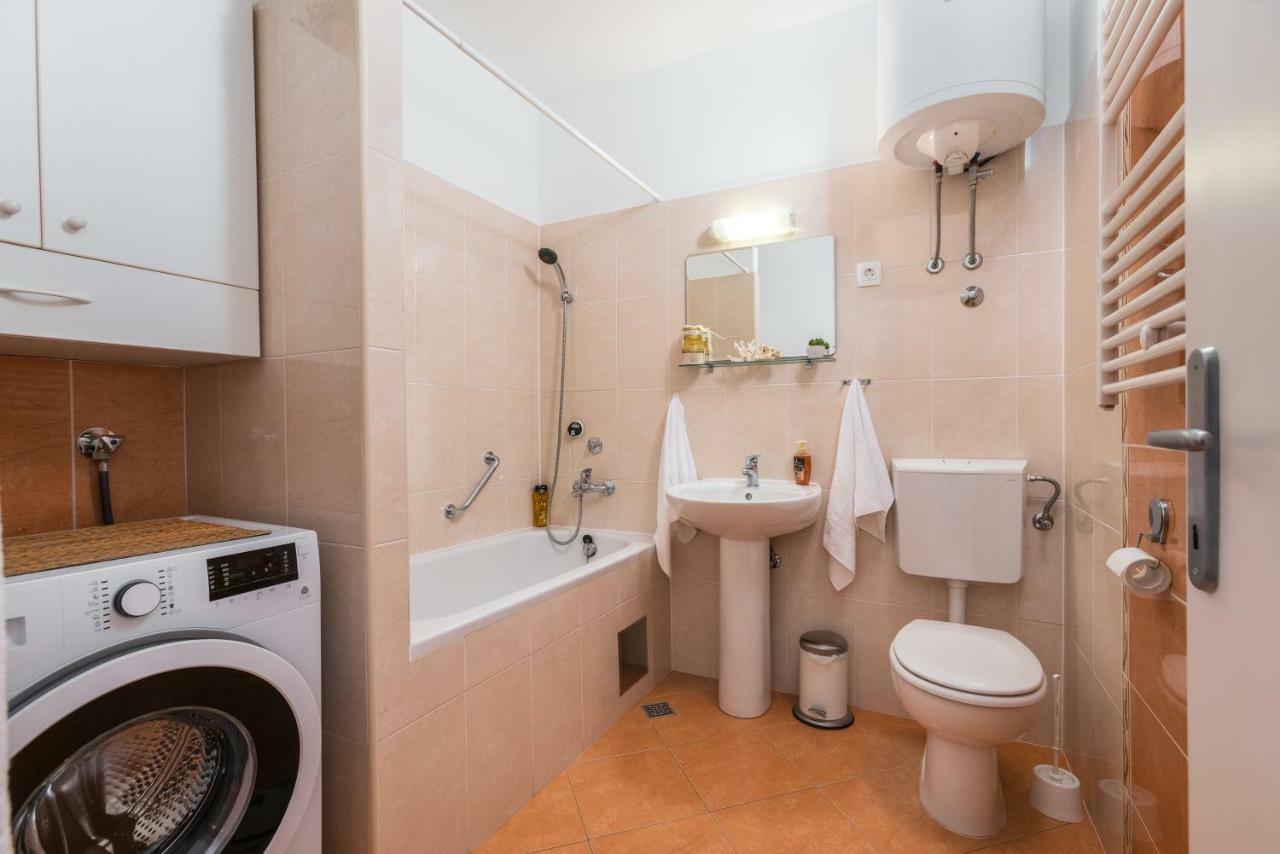 Apartment Romana With A Spacious Terrace สปลิท ภายนอก รูปภาพ